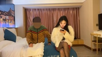 酒店約炮黑絲肉感美女 用花言巧語令只做過兩三次愛的清純妹子批准無套插入