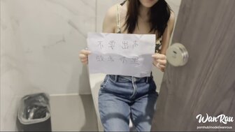加班時在廁所偶遇白晢妹子要我把肉棒放她口裡 無套後入激爽