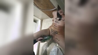 喜歡被虐的淫蕩學生被群P虐待[2]