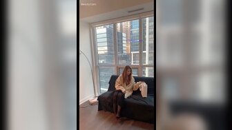 肉感人妻穿著性感戰衣3P輪流侍奉男人