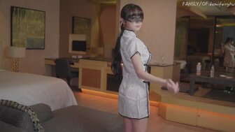 台灣小妖精旗袍秘書身材若隱若現誘惑上司開房大戰