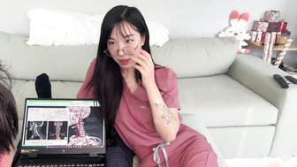 淫蕩醫學院學生一起溫習時挑逗同學令小哥大量射精