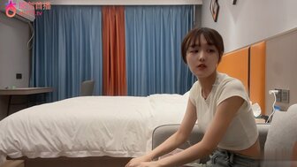探花嬌小網紅臉騷女跪著深喉吃大屌