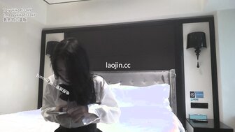 探花可愛極品學生 穿上黑絲閉上眼低聲呻吟享受中