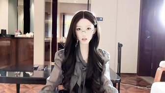 制服誘惑之秘書的陰謀 黑絲長腿身材表情一絕