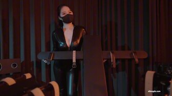 女王姐姐手足乳腿交調教小狗 反被小狗暴力狂操