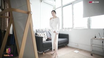 性感御姐在試衣間的沙發上激戰高潮