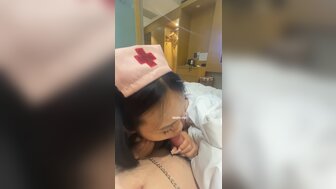 狗鏈綁著我的護士制服性奴讓她好好侍奉主人