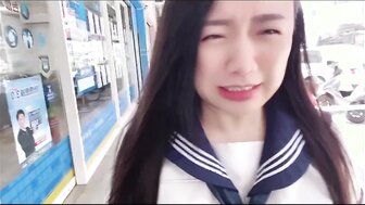 淫蕩騷妹穿著水手裝體驗小穴塞入震蛋不穿內褲到街上游盪