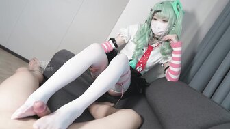 可愛美少女白嫩細腿穿上白絲給你足交 還掰開小穴讓你操