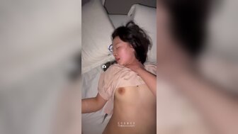 紋身嫩妹經驗豐富一邊被大力抽插一邊回訊息處之泰然