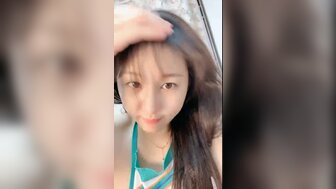 白晢美乳妹子被上下其手不停挑逗 一臉享受蕩樣銷魂騷叫