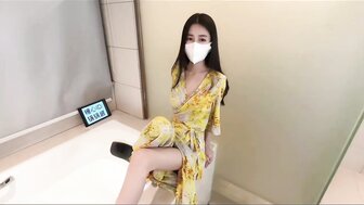 胸大腰細女神黃色戰衣浴室啪啪