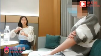 約炮極品美女身材非常棒配上黑絲特別誘人 非常精明差點發現偷拍