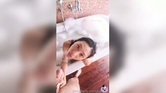 美女洗澡勾引外籍男友提供洗面乳