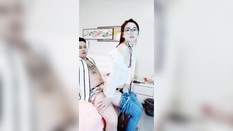 白襯衫眼鏡丁字褲誘人騷女 被操激爽咬唇呻吟