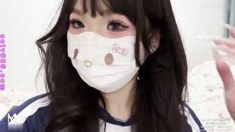 騷妹發現親哥在房間裡打手槍 妹妹看著看著在門口自慰起來