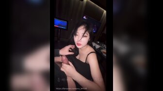 在KTV裡和美女娜娜激戰口交廁所猛操