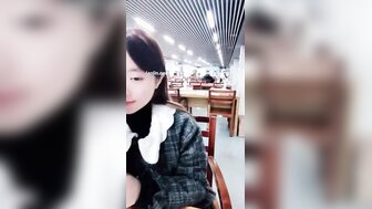 樣子清純女大生白天在圖書館溫習 無法抑制性慾立即到酒店啪啪
