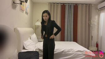 探花一個05年還在上學的小護士 女孩非常飢渴生怕我把肉棒拔出來