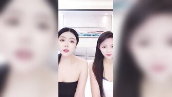 淫蕩閨蜜輪流騎上炮友的肉棒上一起3P內射