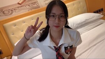 「挑戰百人斬jimmybiiig」青春黑絲眼鏡學生娘 撕破黑絲猛操滿足獸慾