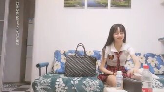 穿著貼身校服顯露細腰 抱起來口交後入猛操深喉口爆