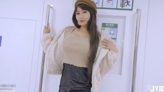 巨乳妹子電車再遇電梯痴漢慘被要脅電車上激情啪啪
