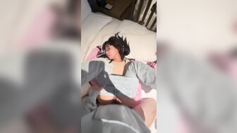 清純可愛眼鏡女孩未脫衣服被抬起雙腿開操
