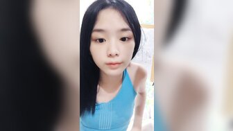嫩妹夢涵看見閨蜜睡了 偷偷和小哥猛操內射二炮