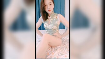 穿上旗袍妹子特別騷 美臀身材表露無遺