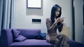狂操騷氣黑絲眼鏡娘強忍爽感和男友通電話